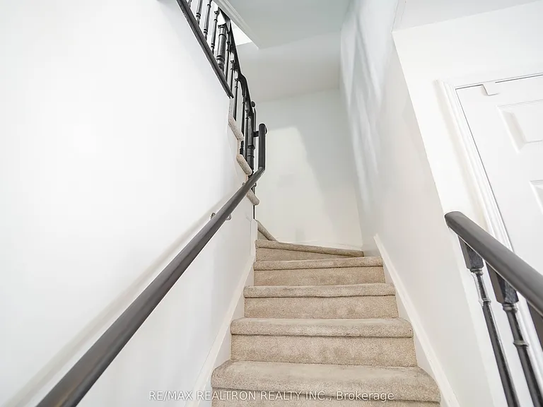 401 Rossland Rd E — Photo 9