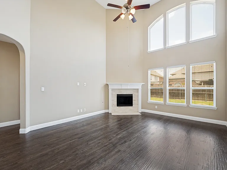 2449 Kingsgate Dr — Photo 2