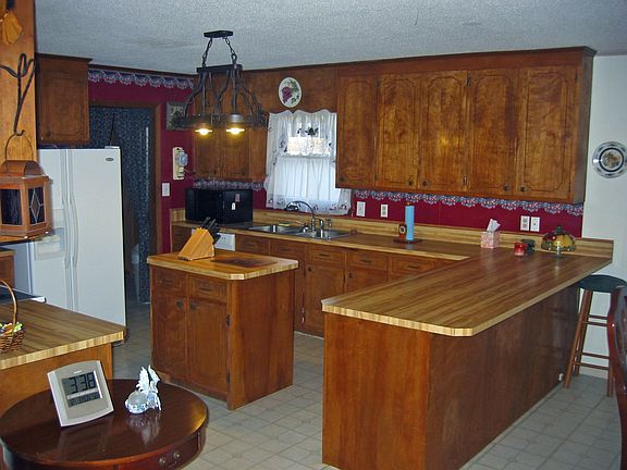 Kitchen With Island 