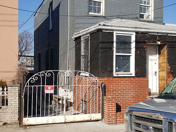 2nd image of 241 Van Buren St