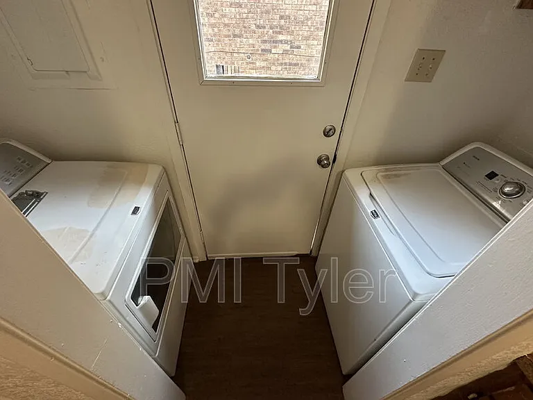 2717 W Shaw St — Photo 2
