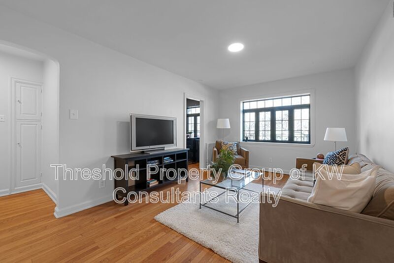 1st image of 441 E Town St #105