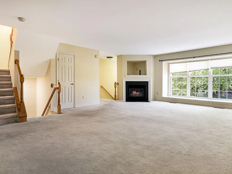 137 Weybridge Dr — Photo 7