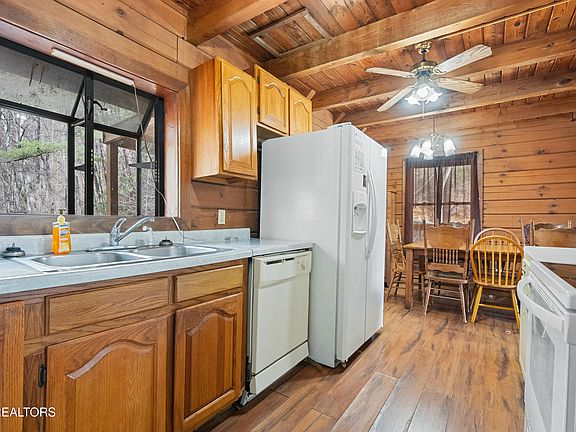 4th image of 1122 Eagle Pointe Way