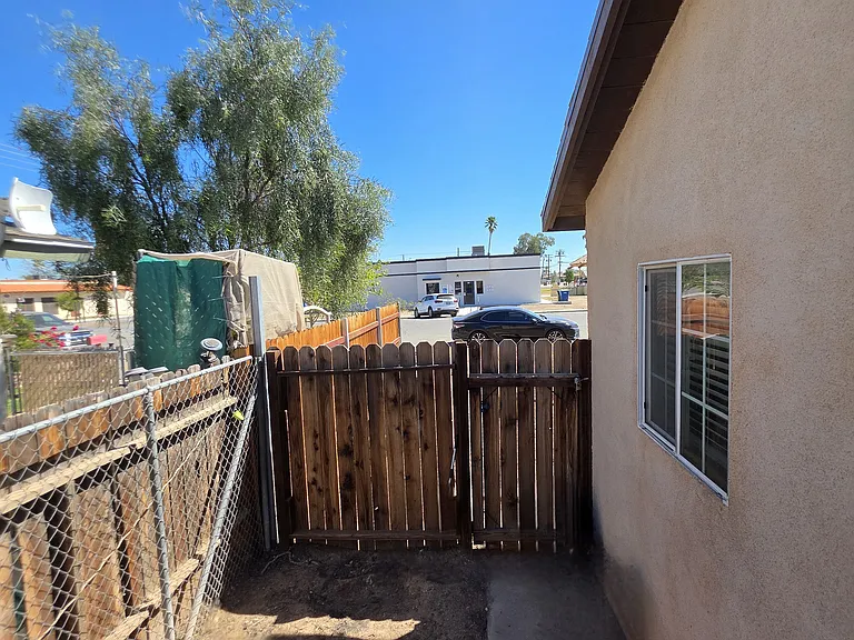 112 S Lake Ave — Photo 3