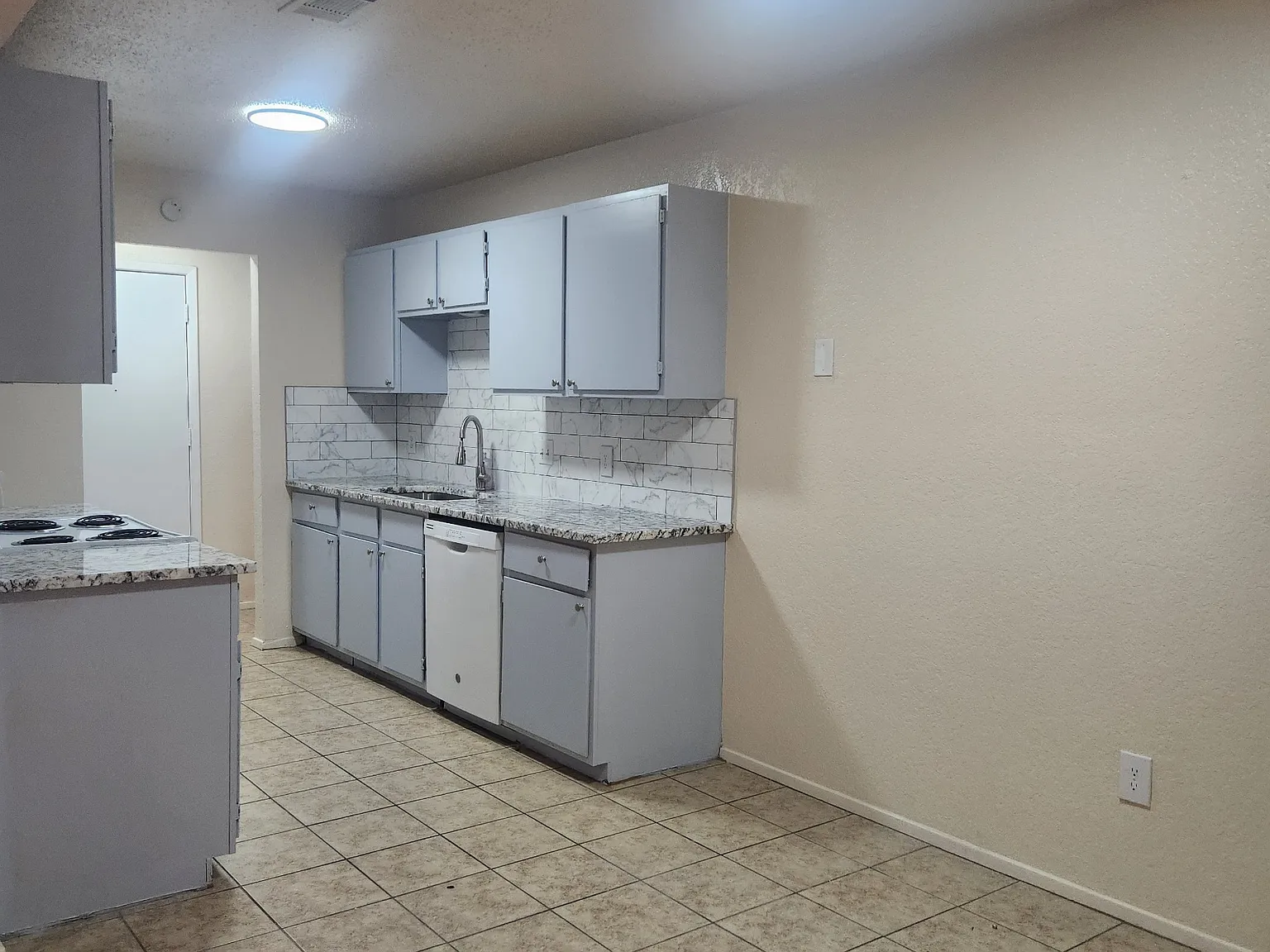 2 bed, 1.5 bath, 970 sqft, $1,595 — Photo 3