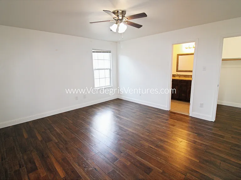 Principal bedroom has 2 closets