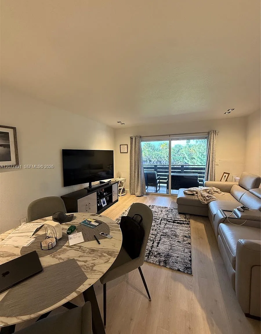 Dadeland Capri Condo — Photo 4