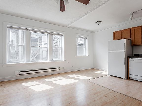 2nd image of 4405 N Clark St APT 3C