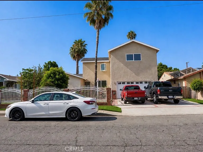 8412 Noble Ave — Photo 2