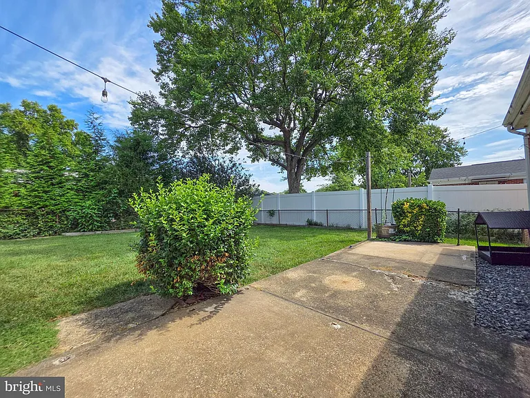 5921 Arlington Blvd — Photo 32