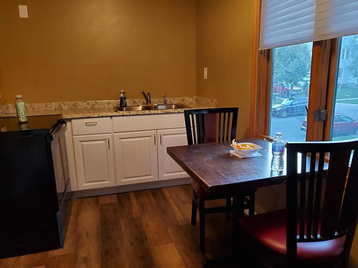 1 bed, 1.0 bath, 800 sqft, $1,300 — Photo 2