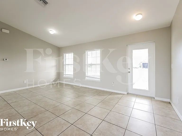 1305 NW 11th Ter — Photo 4