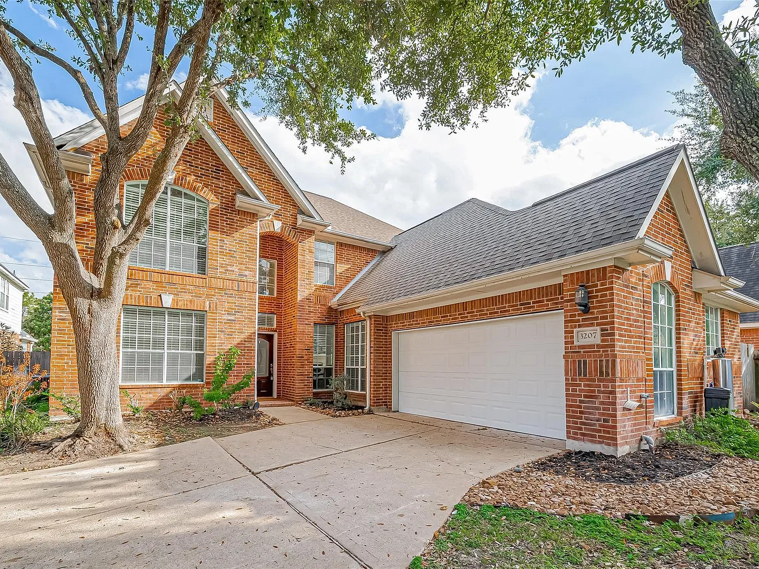 4 bed, 3.5 bath, 3298 sqft, $4,700 — Photo 1