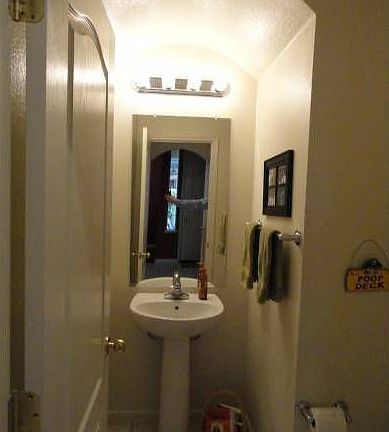 1/2 Bathroom