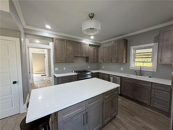 5th image of 606 East St