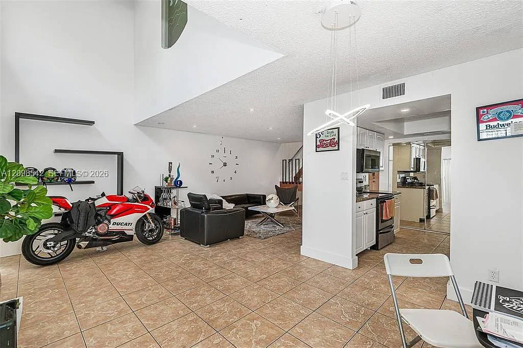 Maplewood Townhouses Cond — Photo 3