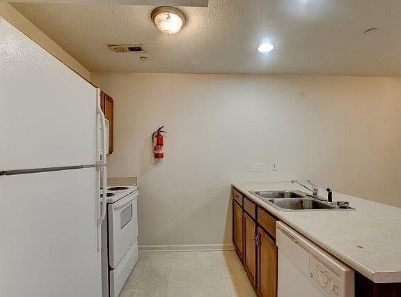 4th image of 1640 Golf Club Ln APT B
