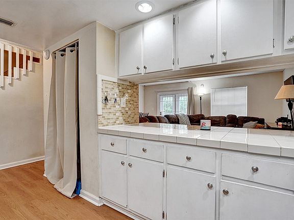 4th image of 930 SW 74th Avenue