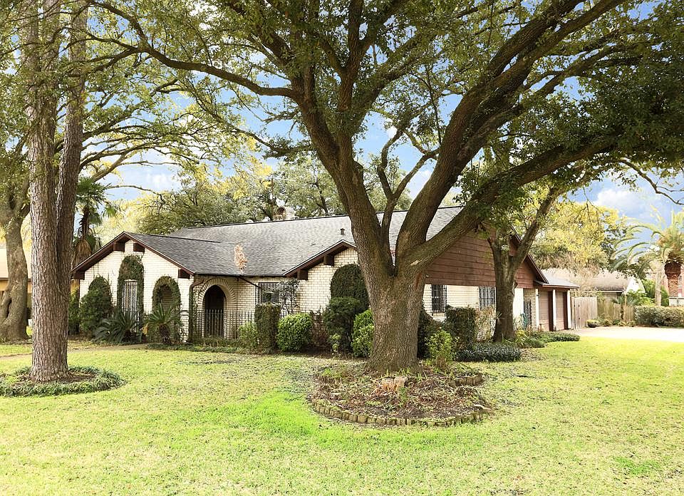 Corner view of this 3 bedroom, 2.5 baths with large trees surrounding the home. New roof just over 1 year.