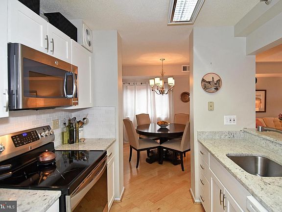 5th image of 900 N Stafford St APT 1809