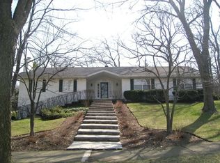 555 Cherokee Rd, Lake Forest, IL 60045