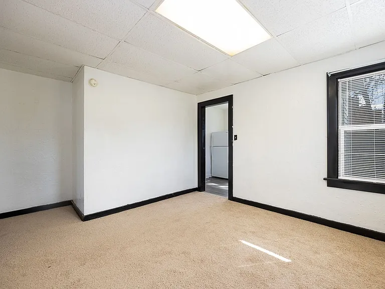 223-225 W Trail St — Photo 14