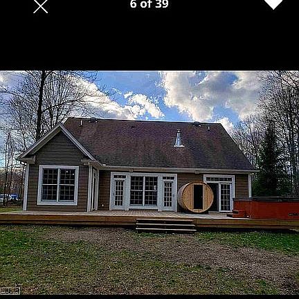 Huge Deck with hot tub! 