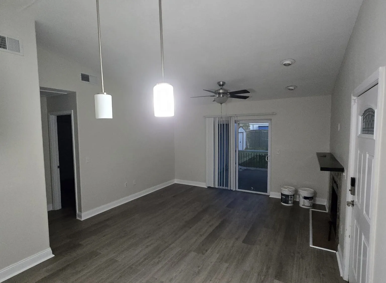 3 bed, 1000 sqft, $2,000 — Photo 2