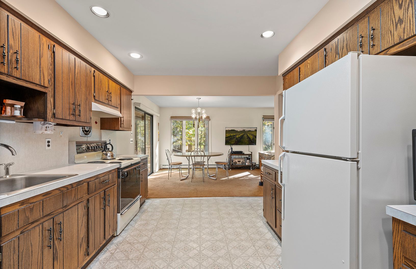  Kitchen open to breakfast/den