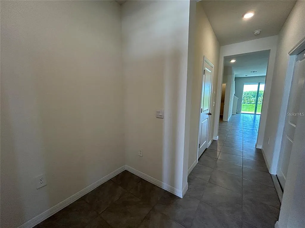 3 bed, 2.5 bath, 1661 sqft, $2,500 — Photo 4