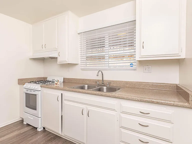 Playa Mediterranean Apartment Homes — Photo 8