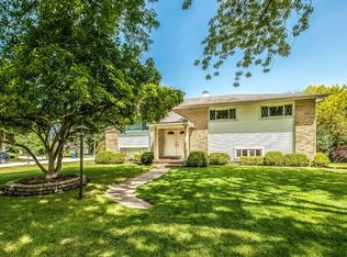 1507 N Burning Bush Ln, Mount Prospect, IL 60056