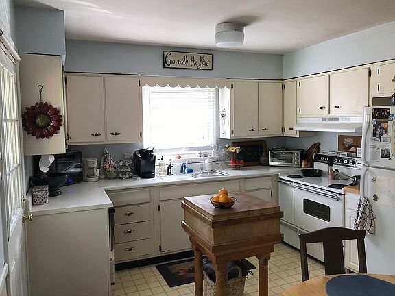 4th image of 124 Angell Ave