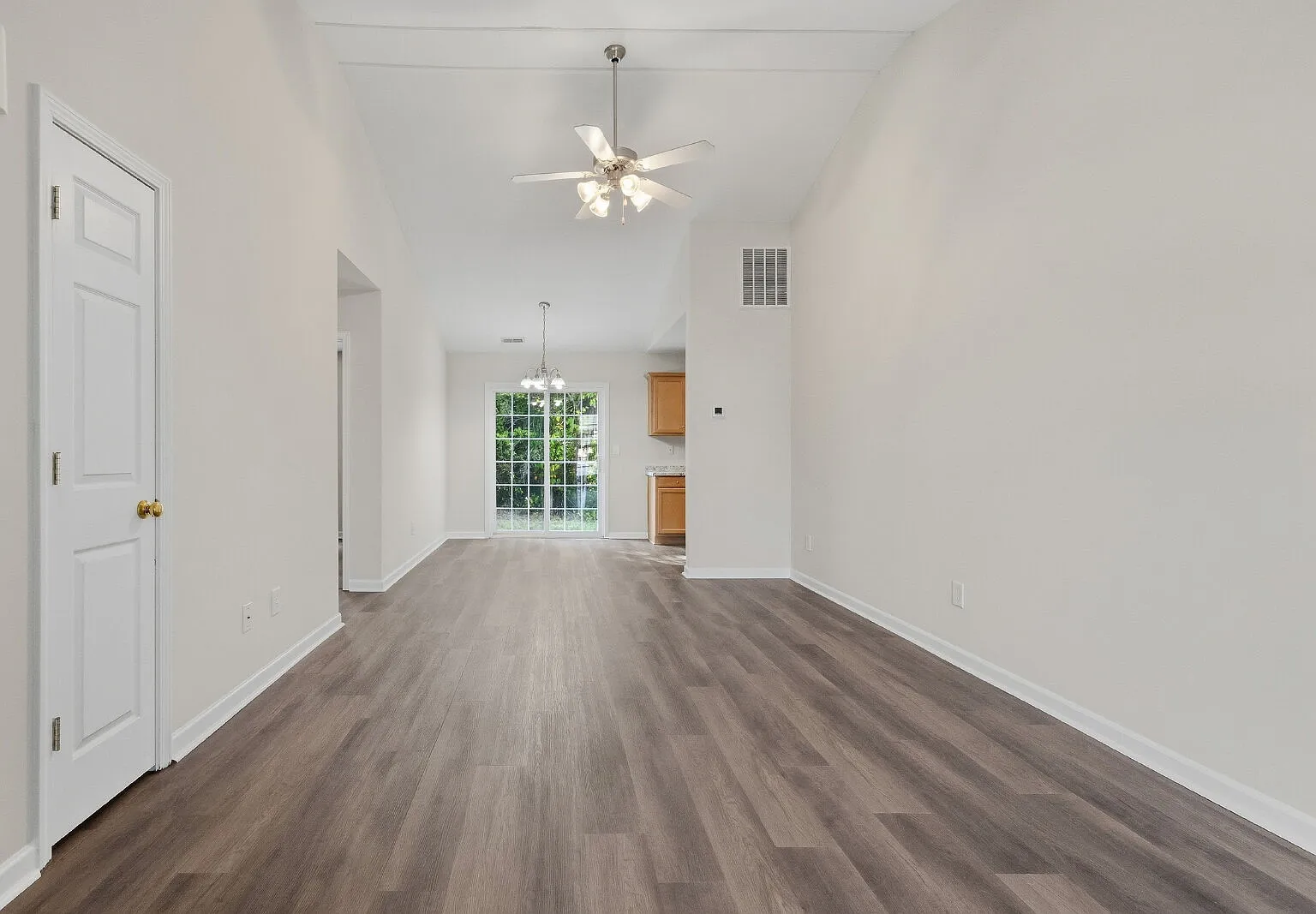 3 bed, 2.0 bath, 1050 sqft, $1,900 — Photo 3