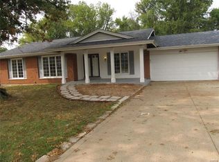 6 Country Club Ct, Florissant, MO 63033