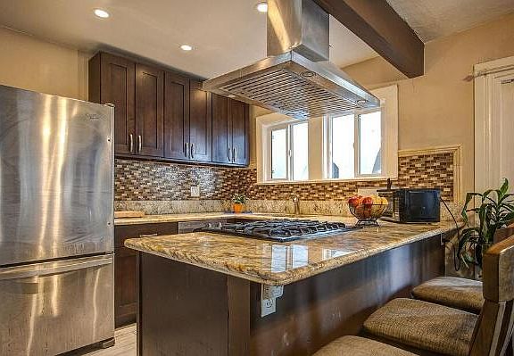 5th image of 324 S Benton Way