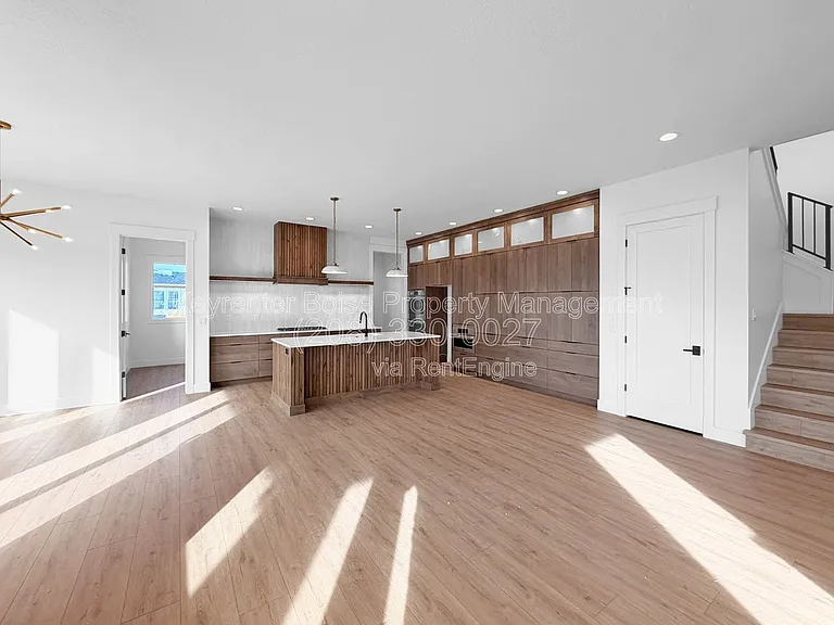 891 N Gracie Ave — Photo 2