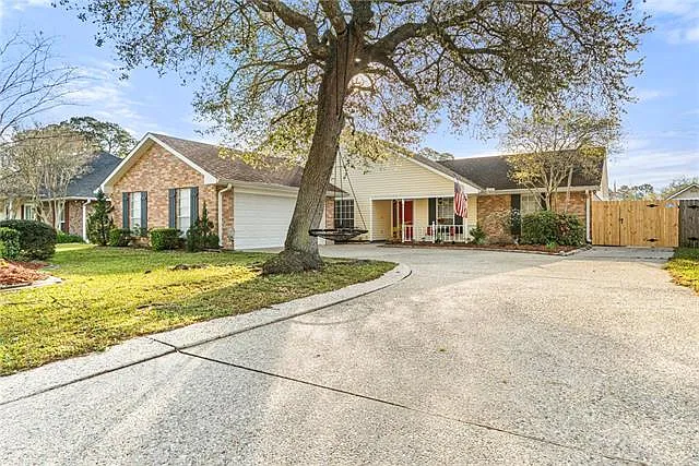 115 Aberdeen Dr — Photo 1