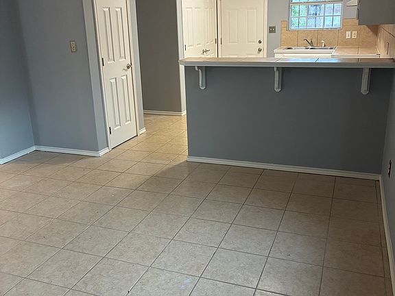 4th image of 409 Cedar Ave