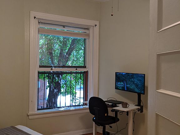 Large bedroom with tall ceiling give you plenty of space