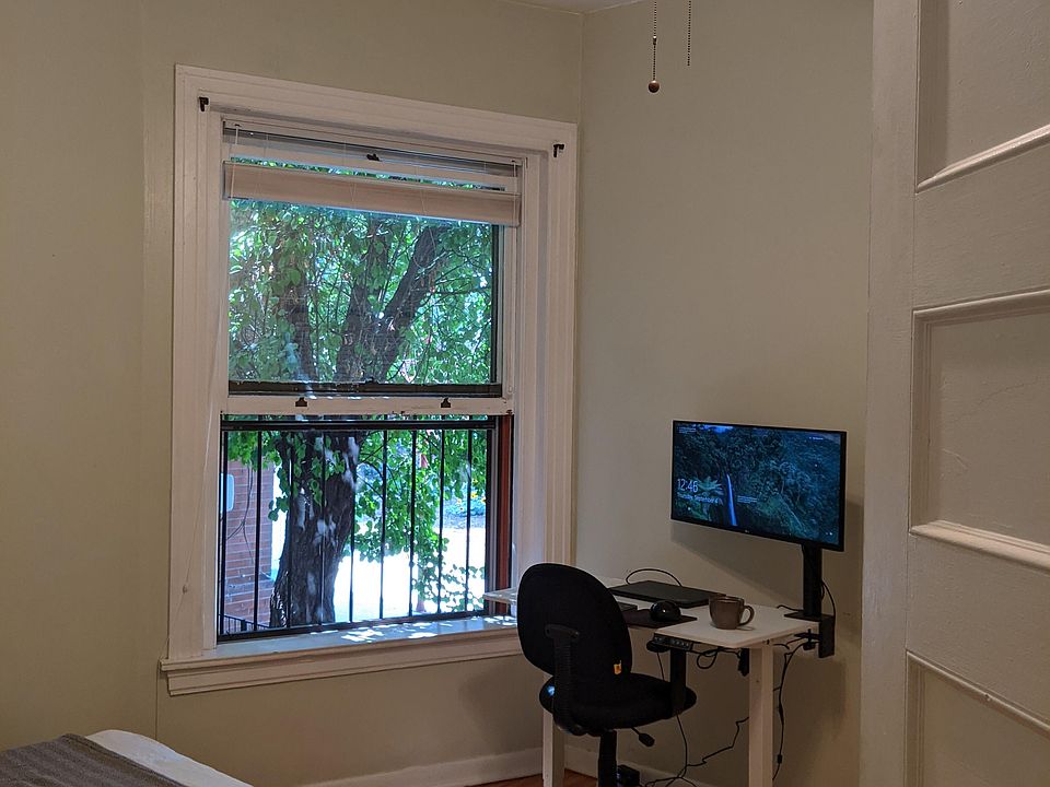 Large bedroom with tall ceiling give you plenty of space