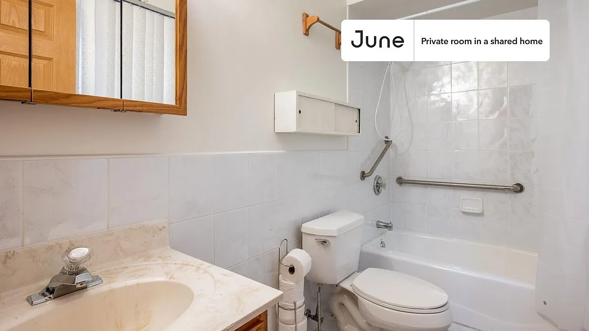 Queen bedroom in 4 bed/2.5 bath home in Chinatown #1632 A — Photo 4