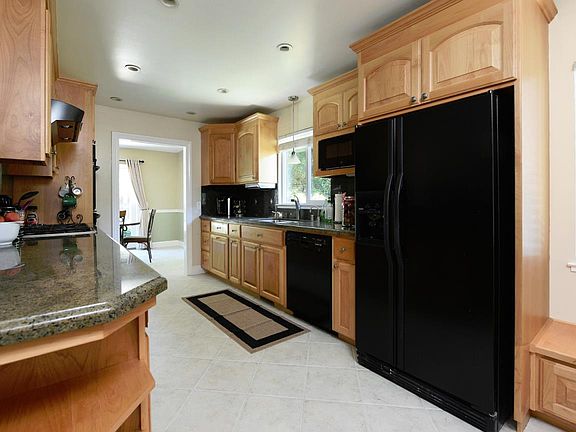 5th image of 261 Madrone Ave