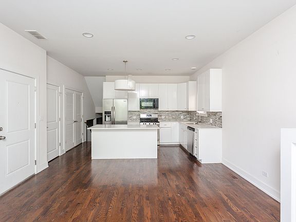 3rd image of 3514 N Sacramento Ave APT 1N