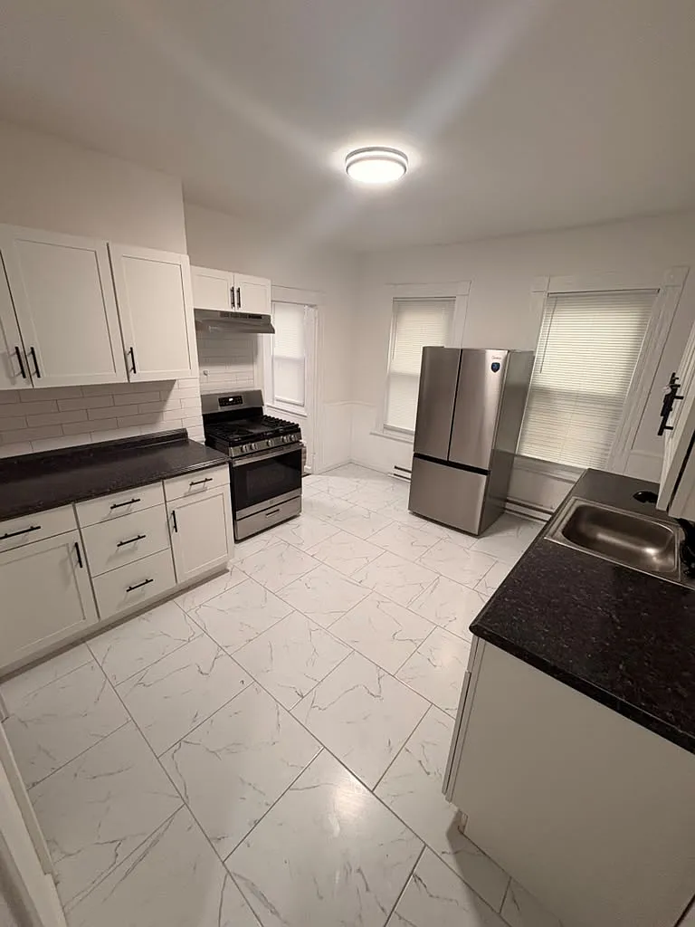 3 bed, 900 sqft, $1,700 — Photo 4