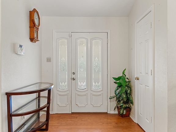 4th image of 214 N Lexington Dr