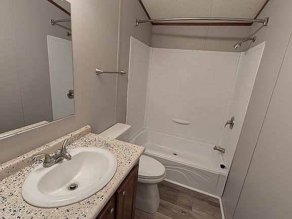 3rd image of 2621 Jeffersonville Rd