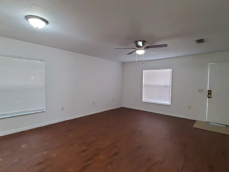 702 E Madison St — Photo 4