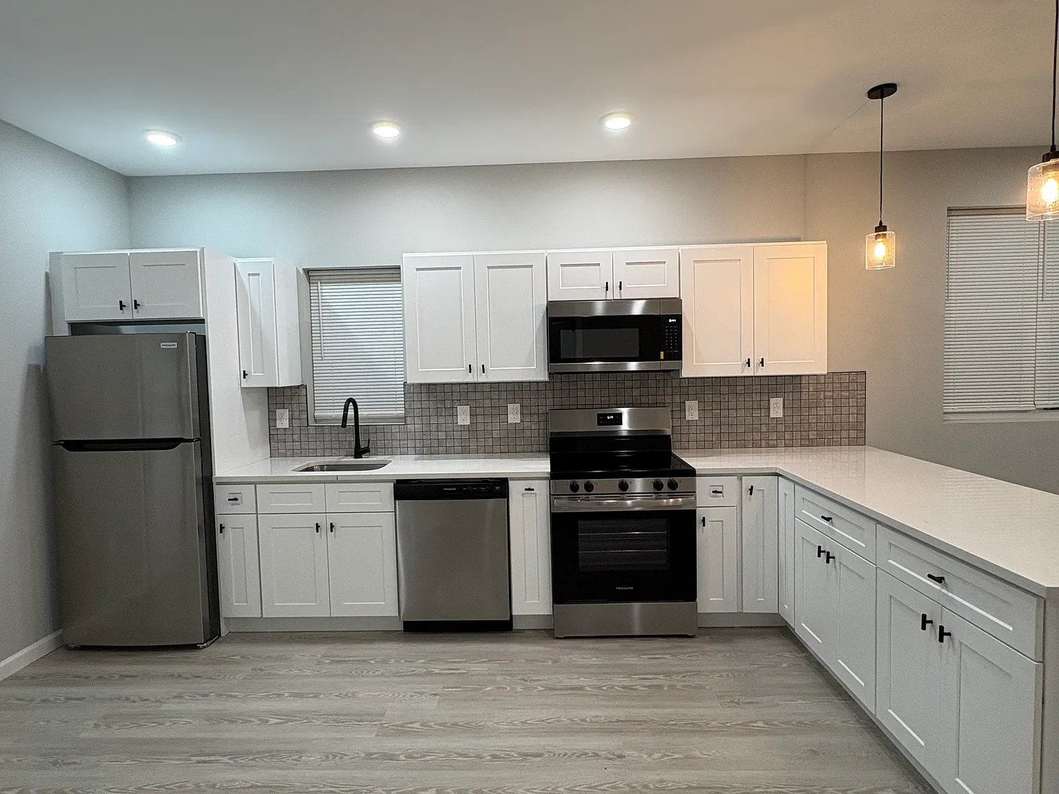 2 bed, 900 sqft, $2,618 — Photo 3